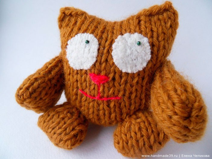 Яркой нитью вышиваем носик и ротик.