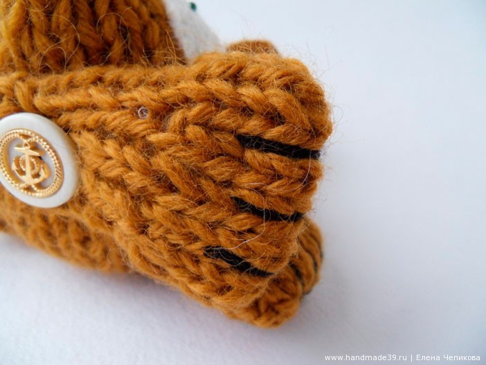 На место соединения лап можно пришить декоративные пуговицы.